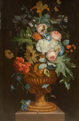 Flores num vaso de terracota sobre um pedestal