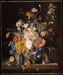 Papoilas, Hollyhock, corriola, viola, margaridas, ervilha doce, malmequeres e outras flores em um vaso com um caracol na borda