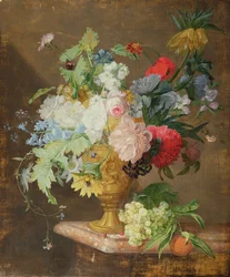 Ainda vida de flores em um vaso de ouro em uma borda de mármore