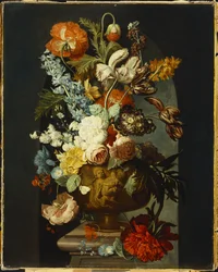 Tulipas, rosas, jacintos, aurículas e outras flores em uma urna esculpida em um pedestal de pedra em um nicho.