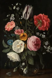 Rosas, uma tulipa, uma peónia, uma flor de cerejeira e um centauro num vaso de vidro sobre um parapeito