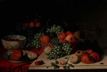 Um cesto de uvas e maçãs