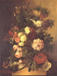 Peônias, rosas e outras flores em uma urna