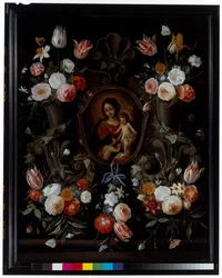 Uma cartela de pedra adornada com flores e borboletas