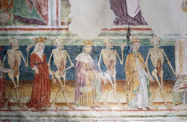 Igreja fortificada de Hrastovlje, Igreja da Trindade, Morte acompanhando o Papa e a Rainha, Dança da Morte (1490), detalhe dos afrescos de Janez Iz Kastva, Eslovênia