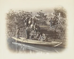 Um barco na margem do rio, Japão (foto colorida à mão a p/b)