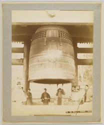 Big Bell em Chionin, Kyoto, Japão (foto a p/b)