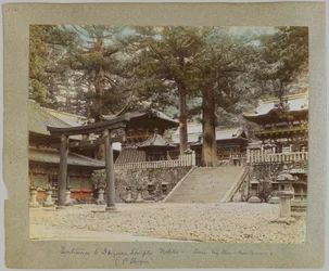 Entrada para Tōshō-gū, Nikko, Japão (foto a p/b colorida à mão)