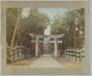 Entrada para um Templo em Uyeno Park, Tóquio, Japão (foto a p/b colorida à mão)