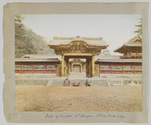 Porta do Templo do 6º Shogun, Shiba Park, Tóquio, Japão (foto a p/b colorida à mão)