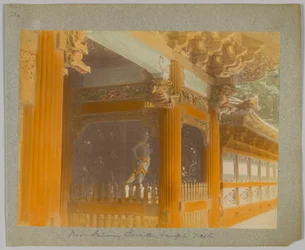 Porta de entrada do templo Jemitsu, Nikko, Japão (foto colorida a p/b)