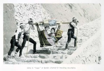Raparigas em «kago» ou liteiras para viajar nas montanhas, c. 1880