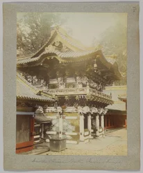 Inside the Chinese Gate, Tōshō-gū, Nikko, Japão (foto a p/b colorida à mão)