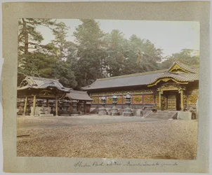 Inside the Temple Grounds, Shiba Park, Tóquio, Japão (foto a p/b colorida à mão)