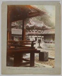 Portão interior em Tōshō-_gū, Nikko, Japão (foto a p/b colorida à mão)