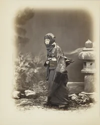 Mulher japonesa na neve (foto a p/b colorida à mão)