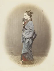Mulher japonesa em vestido tradicional (foto a p/b colorida à mão)