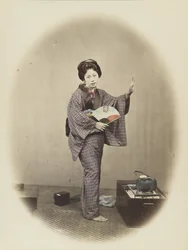 Mulher japonesa em vestido tradicional (foto a p/b colorida à mão)
