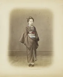 Mulher japonesa em vestido tradicional (foto a p/b colorida à mão)