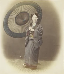 Mulher japonesa com guarda-chuva (foto colorida à mão a preto e branco)