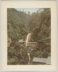 Metaki Waterfall, Kobe, Japão (foto colorida à mão a preto e branco)