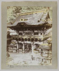 Fora do portão chinês, Tōshō-gū, Nikko, Japão (foto a p/b colorida à mão)