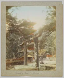 Pagoda em Tōshō-gū, Nikko, Japão (foto a p/b colorida à mão)