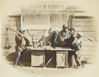 Banca de beira de estrada no Japão (foto colorida à mão a preto e branco)
