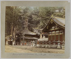 Poço sagrado e armazéns, Tōshō-gū, Nikko, Japão (foto a p/b colorida à mão)