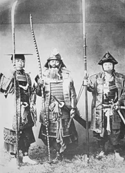 Samurai do Velho Japão armado com arco longo, braços de vara e espadas (foto a p/b)