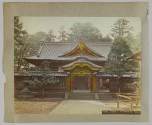 Templo em Uyeno, Tóquio, Japão (foto colorida à mão a p/b)