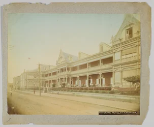 O Grand Hotel em Yokohama, Japão (foto a p/b colorida à mão)