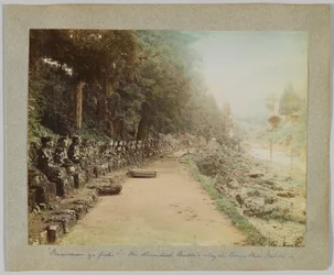 Os Cem Budas ao longo do Rio Daiya, Nikko, Japão (foto a p/b colorida à mão)