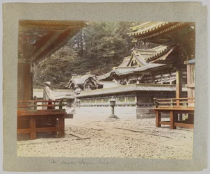 Tōshō-_gū, Nikko, Japão (foto a p/b colorida à mão)