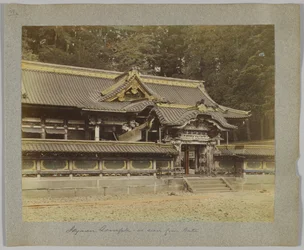Tōshō-_gū visto do portão, Nikko, Japão (foto a p/b colorida à mão)