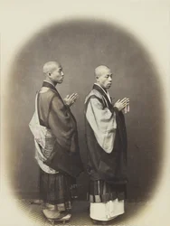 Dois homens japoneses em vestido tradicional (foto a p/b colorida à mão)