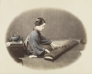 Mulher jogando um koto (foto a p/b colorida à mão)