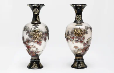 Um par de vasos de estúdio Ozeki, período Meiji, final do século 19 (cerâmica com ouro e cobre)