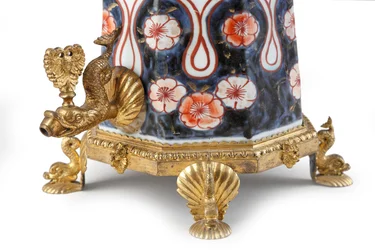 Um bule de café Imari elegantemente montado raro e tampa (cerâmica)