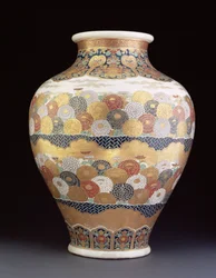 Um vaso de Satsuma pintado com crisântemos, no final do século XIX (louça de barro com esmalte)