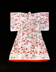 Um furisode de damasco de seda branco estampado com folhas de bambu e flor de ameixa