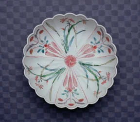 Arita crisântemo em forma de tigela, final do século XVII (porcelana esmaltada)
