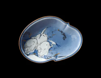 Prato Arita, c.1730-40 (porcelana com submersa azul e ouro e prata overglaze)