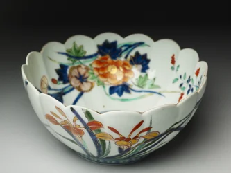 Tigela com lados estriados e uma borda recortada, ko-Imari ware, c.1770-20 (louça de barro com esmalte azul e esmalte overglaze)