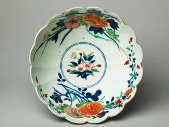 Tigela com lados estriados e um bordo recortado, ko-Imari ware, c.1770-20 (louça de barro com esmalte azul e esmalte overglaze) (ver também 117721)