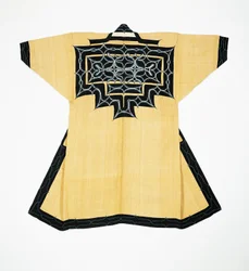 Túnica cerimonial (attush) da população Ainu com motivos tradicionais Ainu, bordados em cadeia, casca de olmeiro, lã e algodão