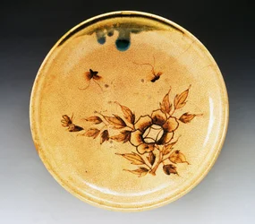 Tabuleiro decorado em grés esmaltado decorado com duas borboletas e peónia, final do século XVIII - início do século XIX, fabrico Seto, diâmetro 34 cm, civilização japonesa, período Edo