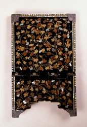 Detalhe da parte de trás de um pedestal de missal dobrável cristão do período Momoyama decorado com videiras e folhagens em aogai e hiramakie dourado em um terreno roironuri
