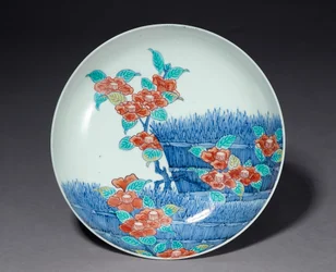 Prato, início do século XVIII (porcelana com esmaltes azuis de submersão e overglaze)