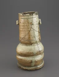 Vaso de flores com duas orelhas, prefeitura de Mie, período Momoyama, início do século 17 (faiança branca com várias camadas de esmalte cinza)